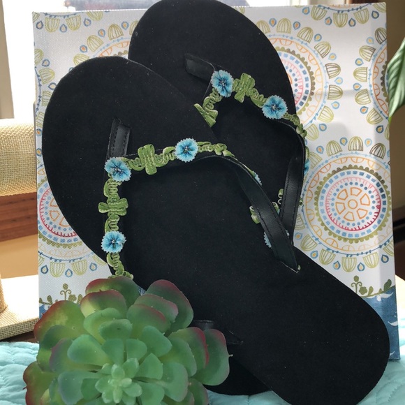 ❤️🍀🍀SUEDE FLOWER FLIP FLOPS❤️🍀🍀 - Picture 7 of 10